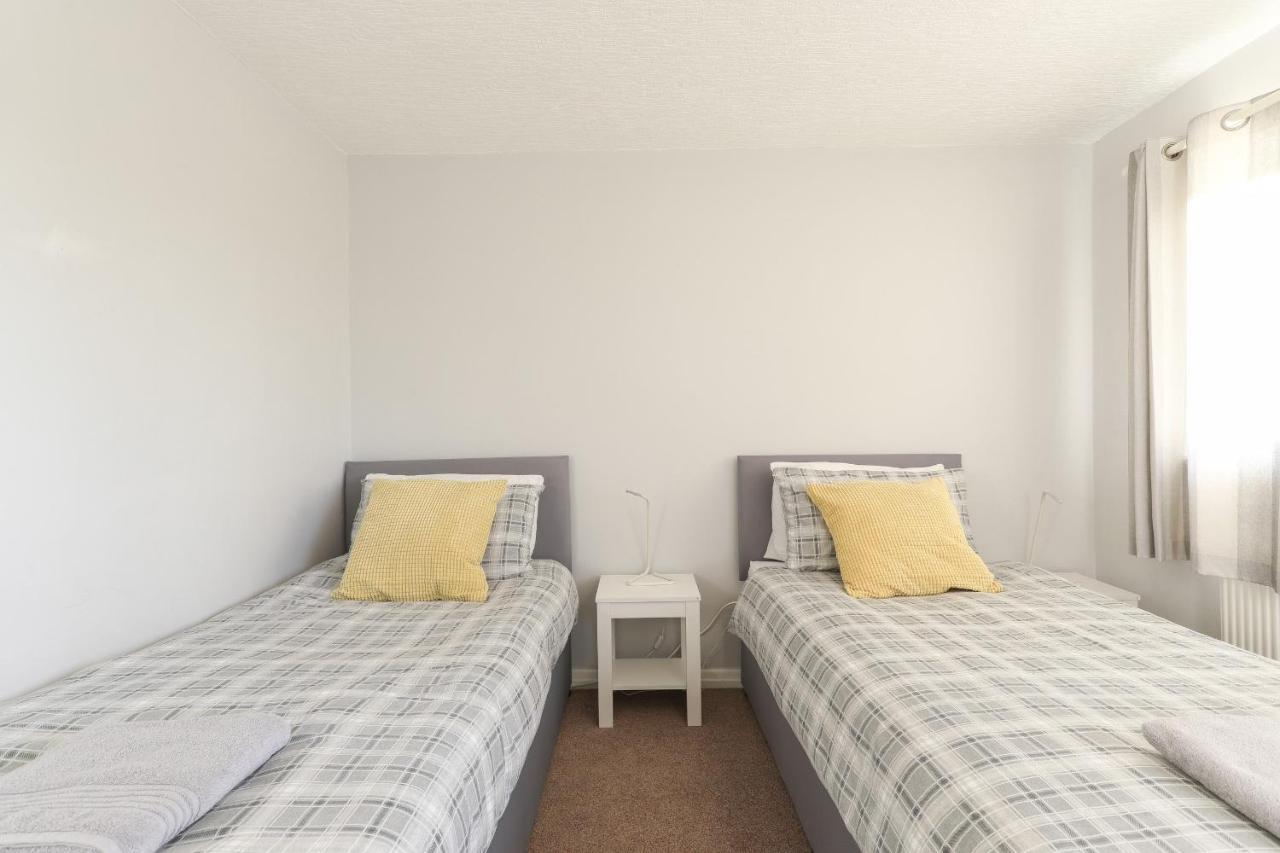 Bedzzz - House On The Green Villa Preston  Bagian luar foto