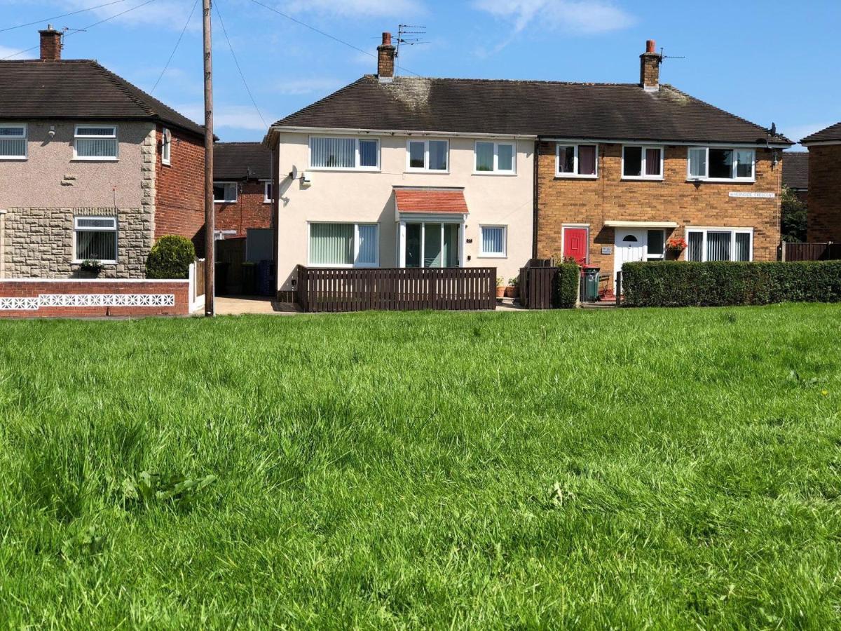Bedzzz - House On The Green Villa Preston  Bagian luar foto